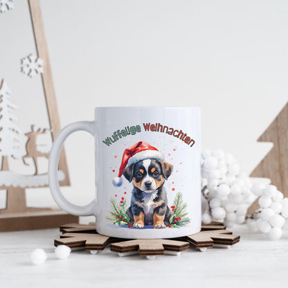 Lustige Weihnachtstasse mit Hundemotiv und Spruch „Wuffelige Weihnachten“ – ideales Geschenk für Hundefreunde, Hundebesitzer und Tierliebhaber zu Weihnachten. Die Tasse zeigt einen niedlichen Welpen mit Weihnachtsmütze in winterlicher Kulisse – perfekt als Nikolausgeschenk, Wichtelgeschenk oder als kleines Präsent für Kollegen und Freunde. Hochwertige Keramiktasse für Kaffee, Tee oder Kakao mit farbenfrohem Druck. Geschenkidee mit Herz für alle, die Weihnachten und Hunde lieben.