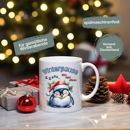 Lustige Weihnachtstasse mit Pinguinmotiv und Spruch „Winterpause – Bitte nicht stören“ – perfektes Geschenk für Kollegen, Freund, Freundin oder Familie zu Weihnachten. Der schläfrige Pinguin mit Weihnachtsmütze und heißem Getränk bringt Ruhe in jede Kaffeepause. Hochwertige Keramiktasse für festliche Jahreszeit. Ideal als Nikolausgeschenk, Wichtelgeschenk, kleines Weihnachtsgeschenk oder humorvolle Aufmerksamkeit für Homeoffice, Büro oder Sofa-Zeit. Perfekt für Kaffee, Tee oder heiße Schokolade.