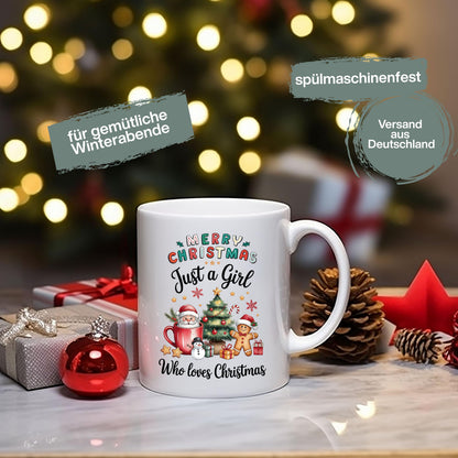 Weihnachtstasse mit Spruch „Just a Girl Who Loves Christmas“ als ideales Geschenk für Frauen, die Weihnachten lieben. Die Keramiktasse zeigt ein buntes Motiv mit Santa Claus, Tannenbaum, Geschenken, Zuckerstange und Lebkuchenmann. Perfekt als Wichtelgeschenk, Weihnachtsgeschenk für Freundin, Schwester oder Kollegin. Tasse Weihnachten Frau, Geschenkidee Weihnachten Frau, weihnachtliche Kaffeetasse für Weihnachtsfans. Spülmaschinenfest & mikrowellengeeignet – ideal für alle Christmas Girls.