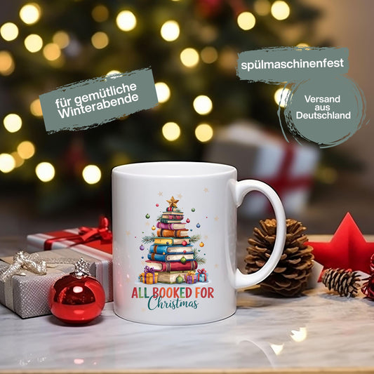 Witzige Weihnachtsgeschenk Tasse mit Bücher-Stapel und Spruch „All Booked for Christmas“. Perfekt für Buchliebhaber, Leseratten und Vielleser. ideal als tasse mit spruch für Frauen Männer als kaffeetasse mit Spruch für Kollegin oder Freundin, oder als lustige tasse Weihnachten. Auch als Wichtelgeschenk, kleines Geschenk zu Weihnachten oder Nikolausgeschenk geeignet. Für Literaturfans, Bibliophile und Tee- oder Kaffeeliebhaber. Keramikbecher mit Humor für gemütliche Lesestunden in der Winterzeit.