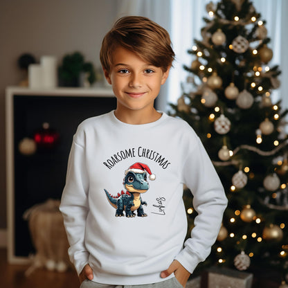 Weihnachtspullover für Kinder mit süßem Dino-Motiv und Personalisierung mit Namen. Perfekt als individuelles Weihnachtsgeschenk für kleine Dino-Fans – egal ob als Sweatshirt, T-Shirt oder Body (kurzarm/langarm). Ideal für festliche Anlässe wie Weihnachtsfeiern, Fotos und als Geschwister-Outfit. Hochwertiger Druck, weiche Materialien, liebevoll gestaltet. Ein Weihnachtsoutfit, das für leuchtende Augen sorgt und Kindheitserinnerungen schafft. Jetzt personalisiert bestellen!