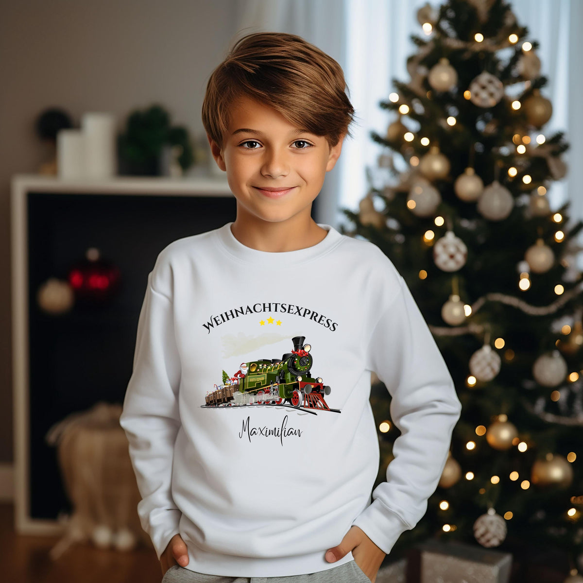 Personalisierter Weihnachtspullover mit Weihnachtszug für Kinder und Babys – erhältlich als Pullover, T-Shirt oder Babybody (kurzarm oder langarm). Ideal als Geschenk zu Weihnachten für Jungen und Mädchen oder als festliches Geschwister-Outfit. Das liebevoll gestaltete Motiv zeigt eine Lokomotive mit Geschenken, Tannenbaum und Sternen. Perfekt für Weihnachtsfotos, den Besuch bei Oma, Baby Weihnachten Outfit oder Partnerlook für Geschwister im Winter.