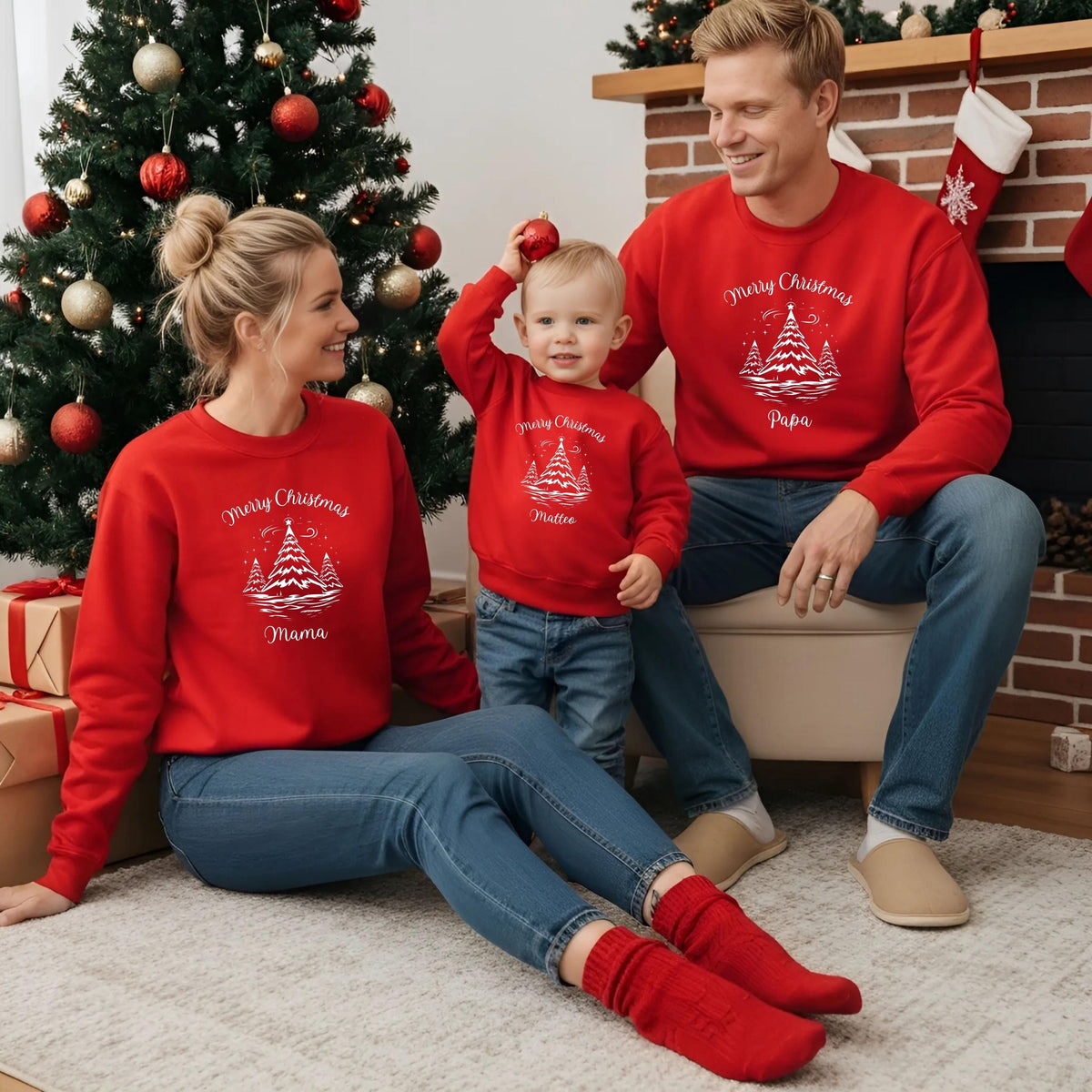 Personalisierter Weihnachtspullover Familie mit Weihnachtsbäumen– festliches Design mit „Merry Christmas“-Schriftzug. Familienoutfit Weihnachten für Eltern, Kinder & Babys im Partnerlook. Ideal als personalisiertes Weihnachtsgeschenk, Geschwister-Outfit, für Heiligabend, Familienfotos oder als Matching Look. Hochwertig bedruckt und mit Namen individualisierbar – für unvergessliche Weihnachtsmomente. Weihnachtspullover Familie Partnerlook Weihnachten Eltern Kind Baby Familienoutfit Geschwister