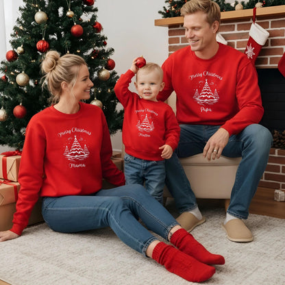 Personalisierter Weihnachtspullover Familie mit Weihnachtsbäumen– festliches Design mit „Merry Christmas“-Schriftzug. Familienoutfit Weihnachten für Eltern, Kinder & Babys im Partnerlook. Ideal als personalisiertes Weihnachtsgeschenk, Geschwister-Outfit, für Heiligabend, Familienfotos oder als Matching Look. Hochwertig bedruckt und mit Namen individualisierbar – für unvergessliche Weihnachtsmomente. Weihnachtspullover Familie Partnerlook Weihnachten Eltern Kind Baby Familienoutfit Geschwister