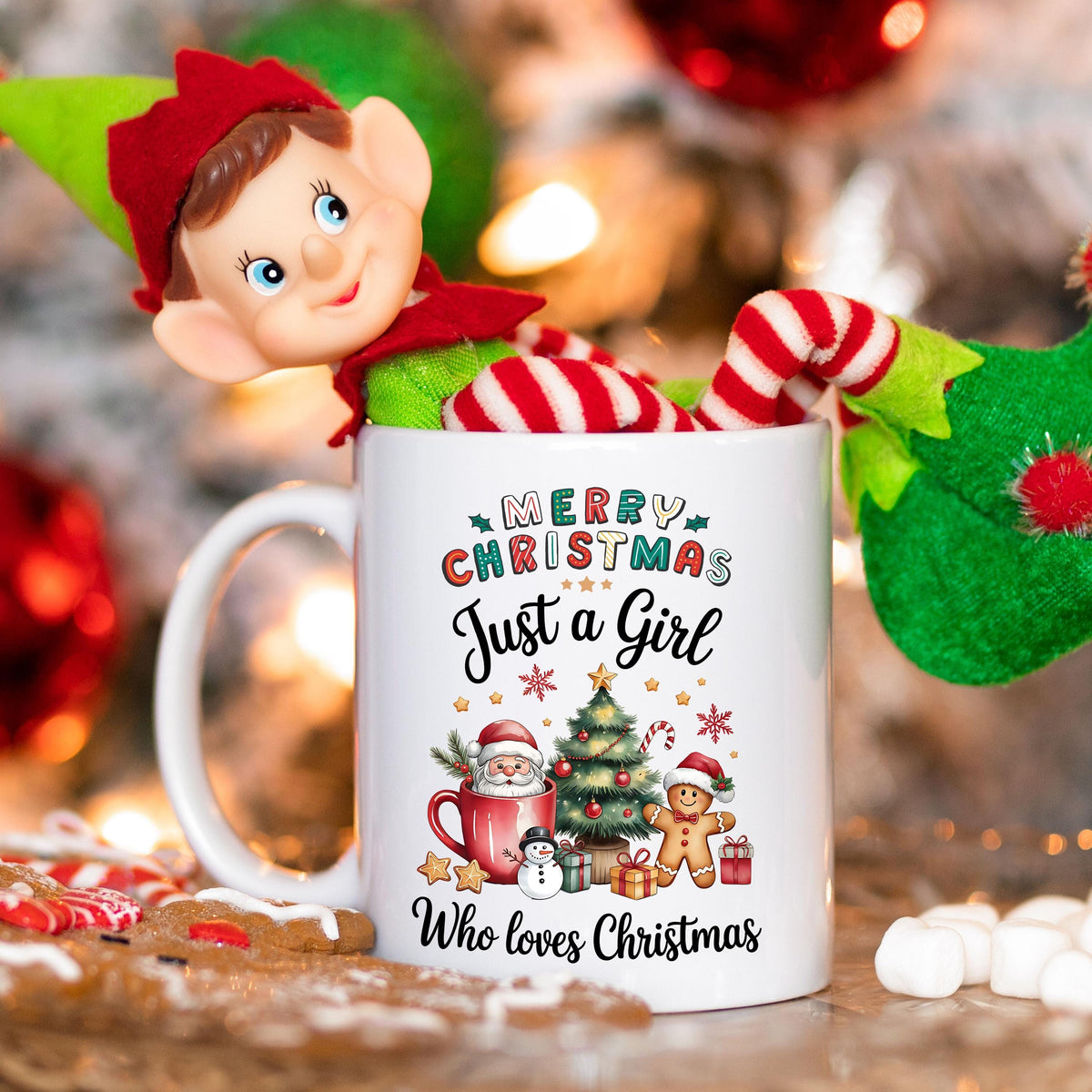 Weihnachtstasse mit Spruch „Just a Girl Who Loves Christmas“ als ideales Geschenk für Frauen, die Weihnachten lieben. Die Keramiktasse zeigt ein buntes Motiv mit Santa Claus, Tannenbaum, Geschenken, Zuckerstange und Lebkuchenmann. Perfekt als Wichtelgeschenk, Weihnachtsgeschenk für Freundin, Schwester oder Kollegin. Tasse Weihnachten Frau, Geschenkidee Weihnachten Frau, weihnachtliche Kaffeetasse für Weihnachtsfans. Spülmaschinenfest & mikrowellengeeignet – ideal für alle Christmas Girls.