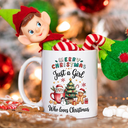 Weihnachtstasse mit Spruch „Just a Girl Who Loves Christmas“ als ideales Geschenk für Frauen, die Weihnachten lieben. Die Keramiktasse zeigt ein buntes Motiv mit Santa Claus, Tannenbaum, Geschenken, Zuckerstange und Lebkuchenmann. Perfekt als Wichtelgeschenk, Weihnachtsgeschenk für Freundin, Schwester oder Kollegin. Tasse Weihnachten Frau, Geschenkidee Weihnachten Frau, weihnachtliche Kaffeetasse für Weihnachtsfans. Spülmaschinenfest & mikrowellengeeignet – ideal für alle Christmas Girls.