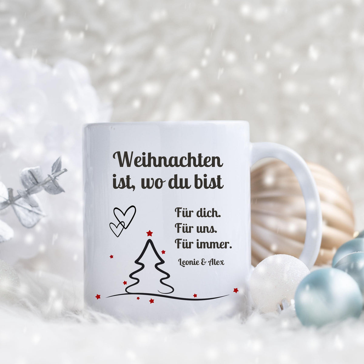 Romantische Weihnachtstasse mit Spruch „Weihnachten ist, wo du bist“ und Wunschname. Personalisierte Tasse für Paare, Partner, Freundin oder Freund. Geschenkidee Weihnachten mit Herz für Verliebte oder als liebevolle Aufmerksamkeit in der Adventszeit. Hochwertig bedruckte Keramiktasse mit modernem, schlichtem Design. Perfekt als Wichtelgeschenk, Nikolausüberraschung oder kleines Weihnachtsgeschenk mit emotionaler Botschaft.
