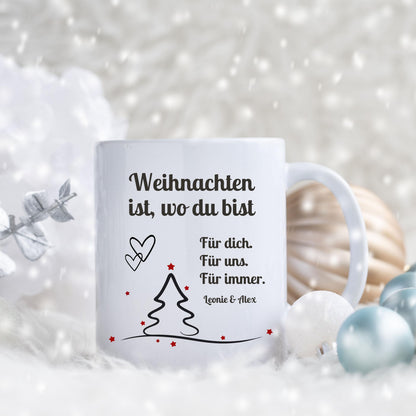 Romantische Weihnachtstasse mit Spruch „Weihnachten ist, wo du bist“ und Wunschname. Personalisierte Tasse für Paare, Partner, Freundin oder Freund. Geschenkidee Weihnachten mit Herz für Verliebte oder als liebevolle Aufmerksamkeit in der Adventszeit. Hochwertig bedruckte Keramiktasse mit modernem, schlichtem Design. Perfekt als Wichtelgeschenk, Nikolausüberraschung oder kleines Weihnachtsgeschenk mit emotionaler Botschaft.