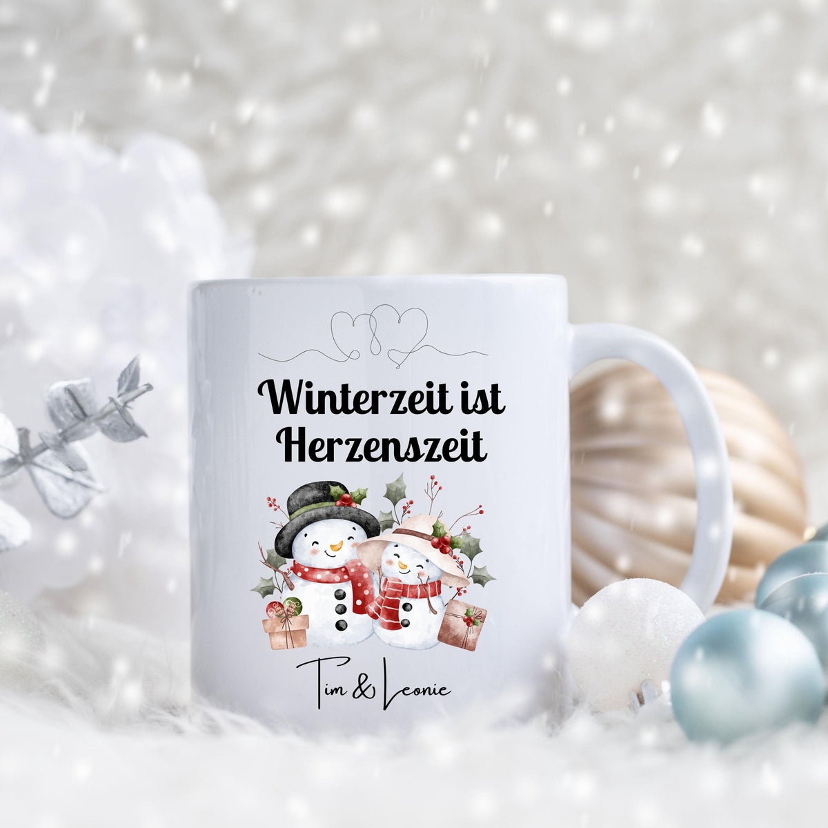 Personalisierte Weihnachtstasse mit Spruch „Winterzeit ist Herzenszeit“ und niedlichem Schneemann-Paar Motiv. Geschenkidee Weihnachten für Paare, Partner, Freundin oder Freund. Wintertasse mit Namen individuell personalisierbar. Keramiktasse Weihnachten für Verliebte oder als romantisches Weihnachtsgeschenk. Lustige Pärchentasse für die Adventszeit, ideal auch als Wichtelgeschenk oder kleine Aufmerksamkeit für den Lieblingsmenschen.