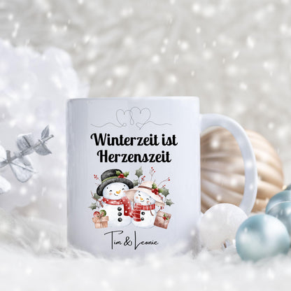 Personalisierte Weihnachtstasse mit Spruch „Winterzeit ist Herzenszeit“ und niedlichem Schneemann-Paar Motiv. Geschenkidee Weihnachten für Paare, Partner, Freundin oder Freund. Wintertasse mit Namen individuell personalisierbar. Keramiktasse Weihnachten für Verliebte oder als romantisches Weihnachtsgeschenk. Lustige Pärchentasse für die Adventszeit, ideal auch als Wichtelgeschenk oder kleine Aufmerksamkeit für den Lieblingsmenschen.