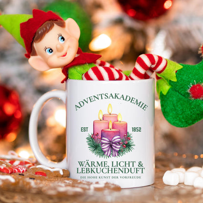 Weihnachtstasse mit Kerzen und Spruch „Wärme, Licht & Lebkuchenduft“ – festliches Motiv mit Tannenzweigen & Schleife. Perfekt als Adventstasse für Kaffee, Tee oder Kakao, Geschenkidee zu Weihnachten für Familie, Freunde oder Kollegen. Hochwertige Keramiktasse, spülmaschinengeeignet & mikrowellenfest. Ideal als Nikolausgeschenk, Wichtelgeschenk oder kleine Aufmerksamkeit in der Adventszeit. Weihnachtsbecher mit klassischem Design für gemütliche Wintertage, Glühweinabende und festliche Stimmung