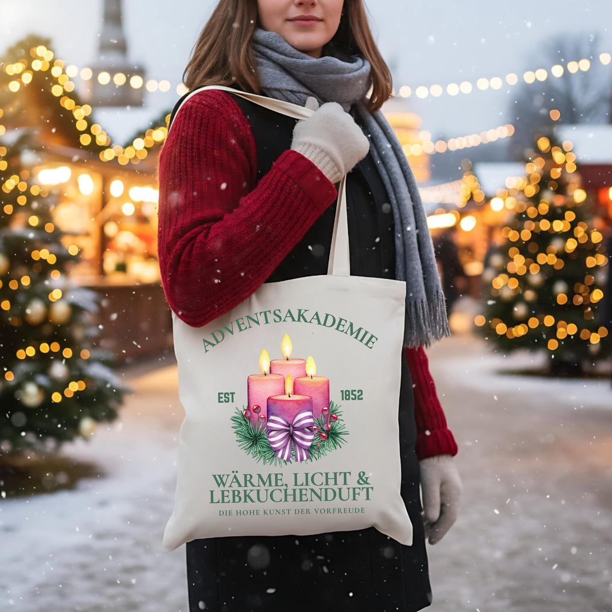 Stofftasche Weihnachten mit Motiv „Adventsakademie“ – vier brennende Kerzen mit Tannenzweigen, Beeren und Schleife auf hochwertigem Baumwoll-Jutebeutel. Ideal als Weihnachtsgeschenktasche, nachhaltige Einkaufstasche oder als Geschenkidee. Perfekt für Advent, Wintermärkte, Geschenkverpackung oder als stilvoller Shopping-Begleiter in der Weihnachtszeit. Stofftasche Weihnachten | Jutebeutel Weihnachten für Frauen Weihnachtsgeschenktasche | Einkaufstasche Weihnachtsmotiv