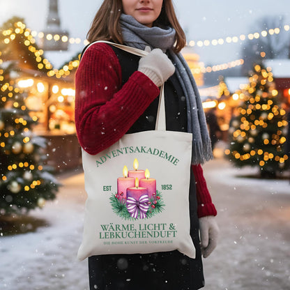 Stofftasche Weihnachten mit Motiv „Adventsakademie“ – vier brennende Kerzen mit Tannenzweigen, Beeren und Schleife auf hochwertigem Baumwoll-Jutebeutel. Ideal als Weihnachtsgeschenktasche, nachhaltige Einkaufstasche oder als Geschenkidee. Perfekt für Advent, Wintermärkte, Geschenkverpackung oder als stilvoller Shopping-Begleiter in der Weihnachtszeit. Stofftasche Weihnachten | Jutebeutel Weihnachten für Frauen Weihnachtsgeschenktasche | Einkaufstasche Weihnachtsmotiv
