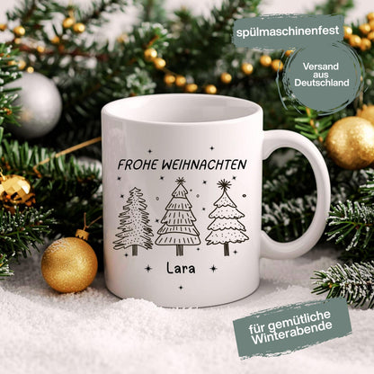 Weiße Keramiktasse mit festlichem Weihnachtsdesign, bestehend aus drei Tannenbäumen in Schwarz-Weiß. Darüber steht der Schriftzug „Frohe Weihnachten“ in Großbuchstaben, darunter ein personalisierter Name. Die minimalistische Gestaltung macht die Tasse zu einem tollen Begleiter durch die Adventszeit. Ideal als personalisierbares Weihnachtsgeschenk für Partner, Kinder, Freunde oder Familie. Perfekt als Nikolausgeschenk, für den Adventskalender oder als liebevolle Wichtelidee mit persönlicher Note.