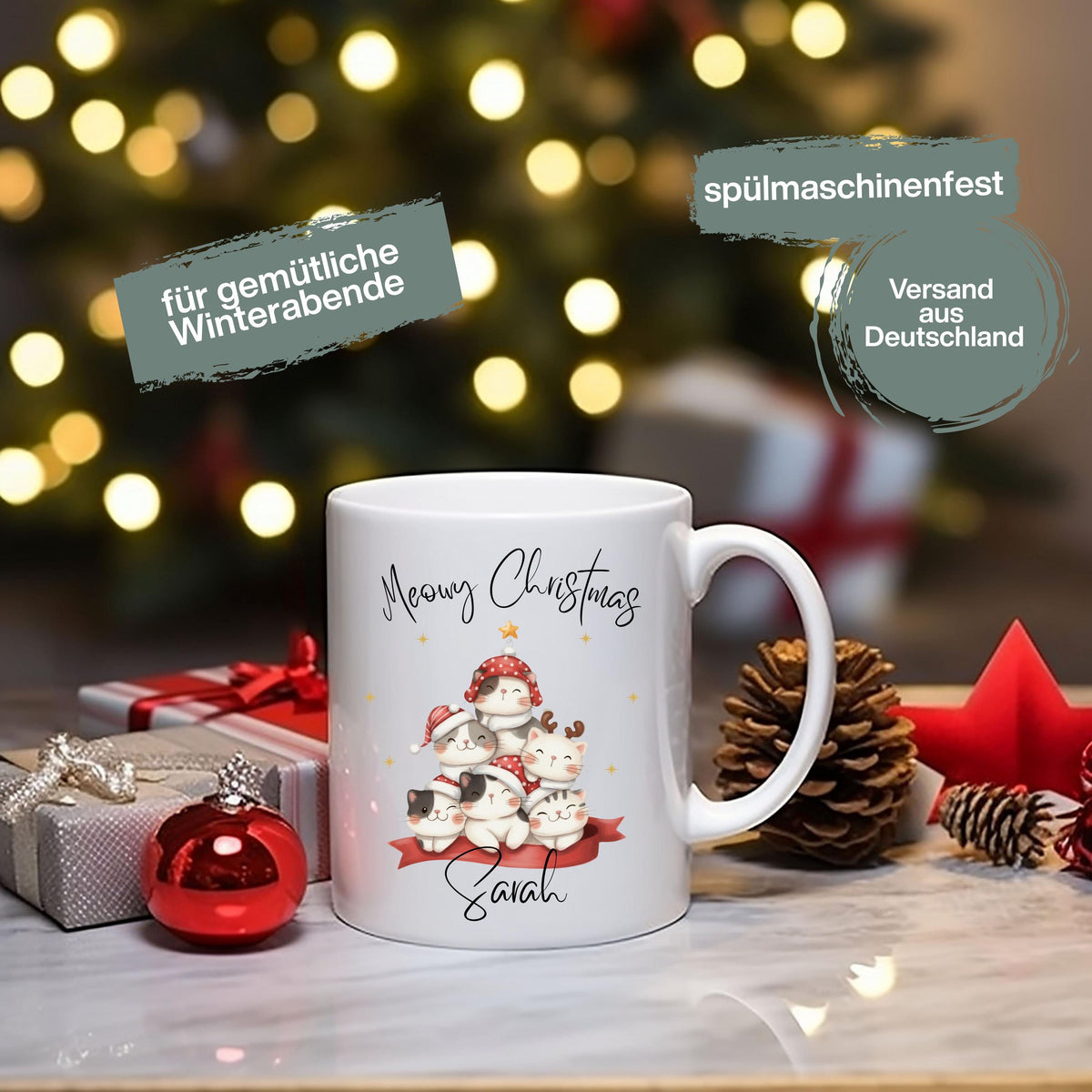 Könnte beinhalten: Weiße Keramik-Tasse mit Henkel, mit einem "Meowy Christmas"-Design mit Cartoon-Katzen mit Weihnachtsmützen. Die Tasse hat einen personalisierten Namen und ist von Weihnachtsdekorationen umgeben.