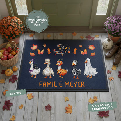 Personalisierte Fußmatte mit Namen für Haustür und Eingang, Herbst Fußmatte und Halloween Fußmatte mit lustigen Gänsen. Individuelle bedruckte Fußmatte als Herbstdeko, Halloween Deko und personalisierte Deko für Zuhause. Lustige Fußmatte mit Gänsen als Geschenk zum Einzug, Geschenk fürs neue Haus, Herbst Geschenk für Familien und Paare. Personalisierte Fußmatte Haus in 3 Größen und 5 Farben, hochwertige Fußmatte mit Gummirand für Eingangsbereich, Herbst und Halloween.