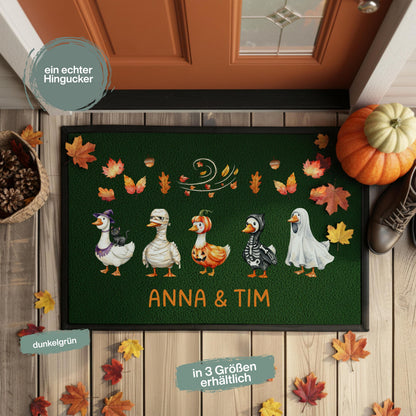 Personalisierte Fußmatte mit Namen für Haustür und Eingang, Herbst Fußmatte und Halloween Fußmatte mit lustigen Gänsen. Individuelle bedruckte Fußmatte als Herbstdeko, Halloween Deko und personalisierte Deko für Zuhause. Lustige Fußmatte mit Gänsen als Geschenk zum Einzug, Geschenk fürs neue Haus, Herbst Geschenk für Familien und Paare. Personalisierte Fußmatte Haus in 3 Größen und 5 Farben, hochwertige Fußmatte mit Gummirand für Eingangsbereich, Herbst und Halloween.