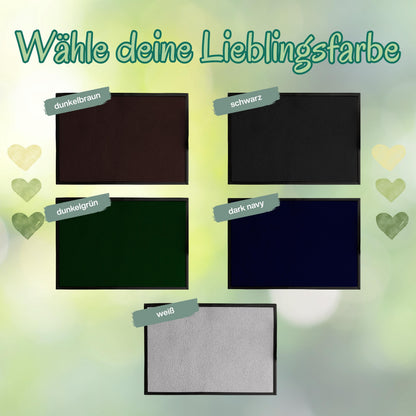 Personalisierte Fußmatte mit Namen für Haustür und Eingang, Herbst Fußmatte und Halloween Fußmatte mit lustigen Gänsen. Individuelle bedruckte Fußmatte als Herbstdeko, Halloween Deko und personalisierte Deko für Zuhause. Lustige Fußmatte mit Gänsen als Geschenk zum Einzug, Geschenk fürs neue Haus, Herbst Geschenk für Familien und Paare. Personalisierte Fußmatte Haus in 3 Größen und 5 Farben, hochwertige Fußmatte mit Gummirand für Eingangsbereich, Herbst und Halloween.