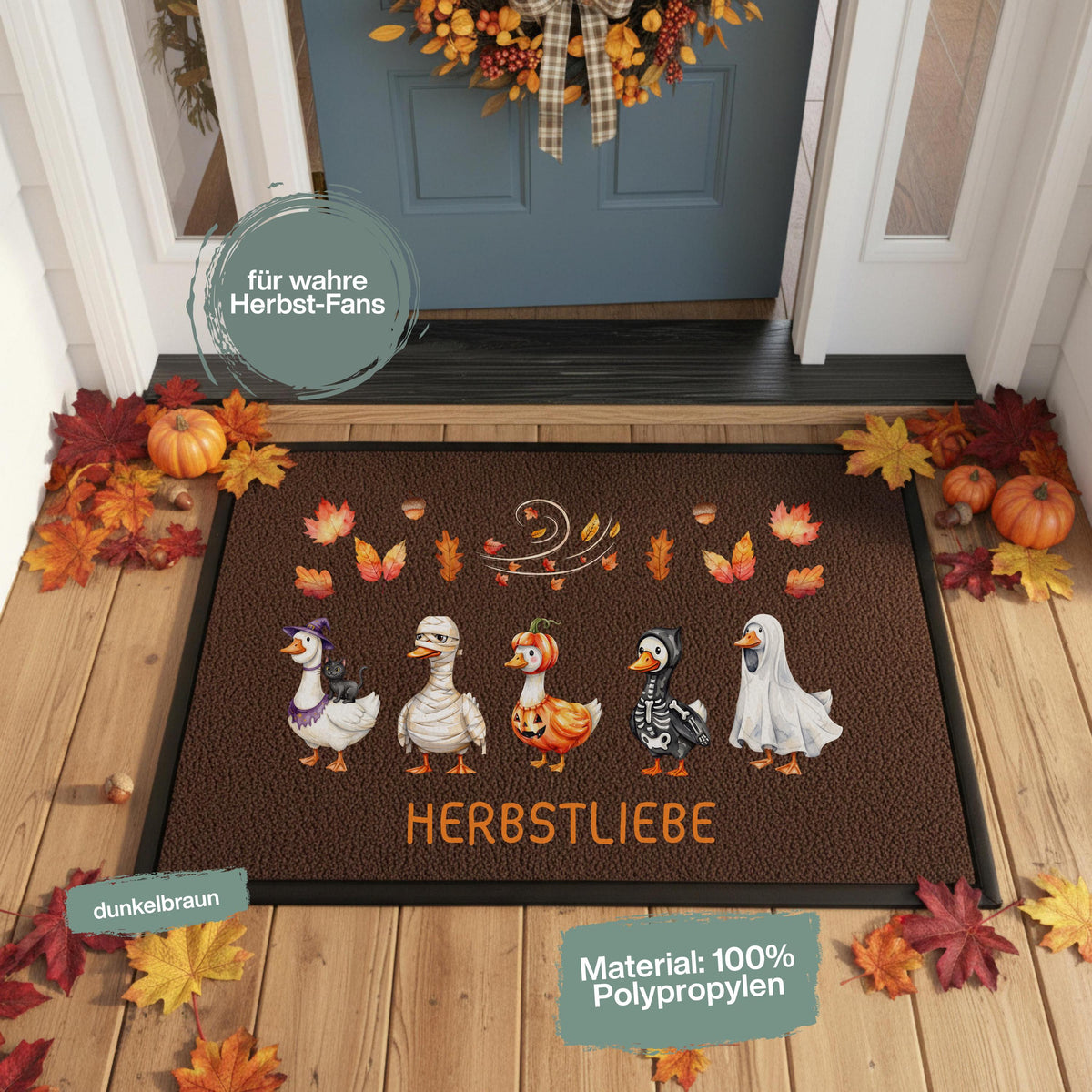 Personalisierte Fußmatte mit Namen für Haustür und Eingang, Herbst Fußmatte und Halloween Fußmatte mit lustigen Gänsen. Individuelle bedruckte Fußmatte als Herbstdeko, Halloween Deko und personalisierte Deko für Zuhause. Lustige Fußmatte mit Gänsen als Geschenk zum Einzug, Geschenk fürs neue Haus, Herbst Geschenk für Familien und Paare. Personalisierte Fußmatte Haus in 3 Größen und 5 Farben, hochwertige Fußmatte mit Gummirand für Eingangsbereich, Herbst und Halloween.