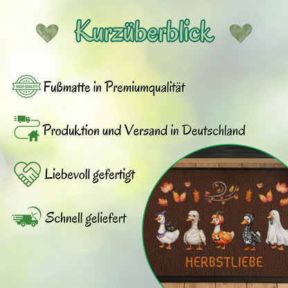 Personalisierte Fußmatte mit Namen für Haustür und Eingang, Herbst Fußmatte und Halloween Fußmatte mit lustigen Gänsen. Individuelle bedruckte Fußmatte als Herbstdeko, Halloween Deko und personalisierte Deko für Zuhause. Lustige Fußmatte mit Gänsen als Geschenk zum Einzug, Geschenk fürs neue Haus, Herbst Geschenk für Familien und Paare. Personalisierte Fußmatte Haus in 3 Größen und 5 Farben, hochwertige Fußmatte mit Gummirand für Eingangsbereich, Herbst und Halloween.