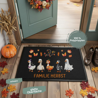Personalisierte Fußmatte mit Namen für Haustür und Eingang, Herbst Fußmatte und Halloween Fußmatte mit lustigen Gänsen. Individuelle bedruckte Fußmatte als Herbstdeko, Halloween Deko und personalisierte Deko für Zuhause. Lustige Fußmatte mit Gänsen als Geschenk zum Einzug, Geschenk fürs neue Haus, Herbst Geschenk für Familien und Paare. Personalisierte Fußmatte Haus in 3 Größen und 5 Farben, hochwertige Fußmatte mit Gummirand für Eingangsbereich, Herbst und Halloween.