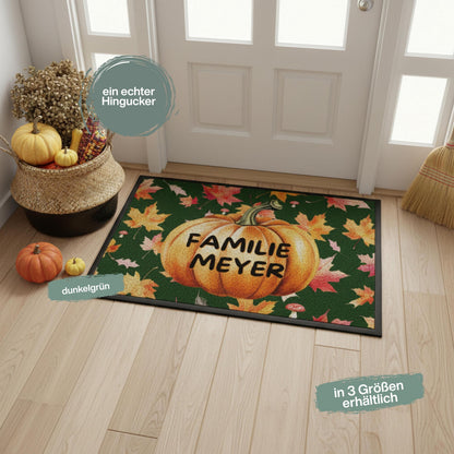 Personalisierte Herbst Fußmatte mit Namen für Haustür und Eingang, Kürbis Fußmatte mit buntem Herbstlaub als individuelle Herbstdeko. Bedruckte Fußmatte personalisiert für Familie und Paare, Geschenk zum Einzug, Geschenk fürs neue Haus und Herbst Geschenk für Kürbisfans. Personalisierte Fußmatte Familie in 3 Größen und 5 Farben mit rutschfestem Gummirand. Herbst Fußmatte, Kürbis Deko und personalisierte Eingangsmatte für die gemütliche Jahreszeit, Produktion und Versand aus Deutschland.