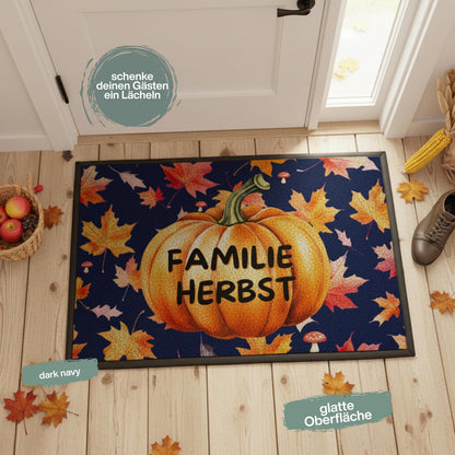 Personalisierte Herbst Fußmatte mit Namen für Haustür und Eingang, Kürbis Fußmatte mit buntem Herbstlaub als individuelle Herbstdeko. Bedruckte Fußmatte personalisiert für Familie und Paare, Geschenk zum Einzug, Geschenk fürs neue Haus und Herbst Geschenk für Kürbisfans. Personalisierte Fußmatte Familie in 3 Größen und 5 Farben mit rutschfestem Gummirand. Herbst Fußmatte, Kürbis Deko und personalisierte Eingangsmatte für die gemütliche Jahreszeit, Produktion und Versand aus Deutschland.