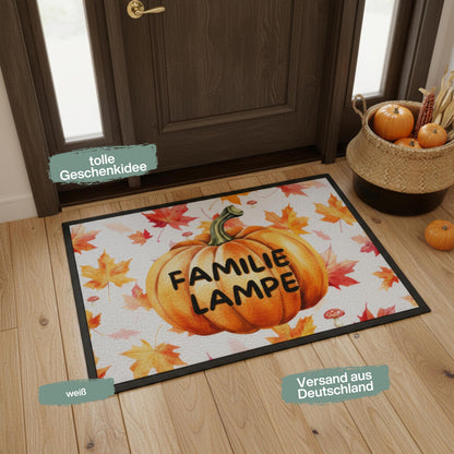 Personalisierte Herbst Fußmatte mit Namen für Haustür und Eingang, Kürbis Fußmatte mit buntem Herbstlaub als individuelle Herbstdeko. Bedruckte Fußmatte personalisiert für Familie und Paare, Geschenk zum Einzug, Geschenk fürs neue Haus und Herbst Geschenk für Kürbisfans. Personalisierte Fußmatte Familie in 3 Größen und 5 Farben mit rutschfestem Gummirand. Herbst Fußmatte, Kürbis Deko und personalisierte Eingangsmatte für die gemütliche Jahreszeit, Produktion und Versand aus Deutschland.