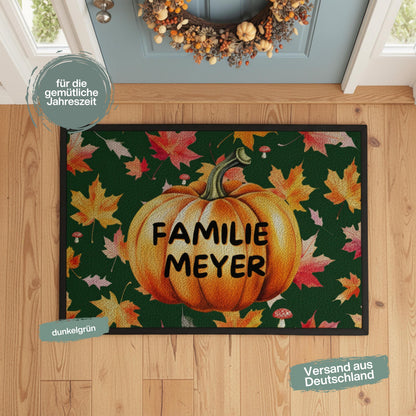 Personalisierte Herbst Fußmatte mit Namen für Haustür und Eingang, Kürbis Fußmatte mit buntem Herbstlaub als individuelle Herbstdeko. Bedruckte Fußmatte personalisiert für Familie und Paare, Geschenk zum Einzug, Geschenk fürs neue Haus und Herbst Geschenk für Kürbisfans. Personalisierte Fußmatte Familie in 3 Größen und 5 Farben mit rutschfestem Gummirand. Herbst Fußmatte, Kürbis Deko und personalisierte Eingangsmatte für die gemütliche Jahreszeit, Produktion und Versand aus Deutschland.