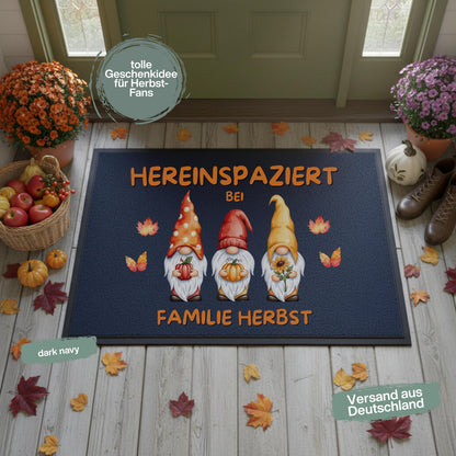 Personalisierte Fußmatte mit Namen für Familie als Herbstdeko für Haustür und Eingangsbereich. Herbst Fußmatte mit drei Wichteln, Kürbissen, Sonnenblume und buntem Herbstlaub sowie dem Spruch Hereinspaziert bei und individueller Personalisierung mit Vornamen, Familienname oder Wunschtext. Individuelle Fußmatte Familie in 3 Größen und 5 Farben, Geschenk zum Einzug, Herbst Geschenk, Wichtel Fußmatte und personalisierte Deko für Haus und Wohnung. Herbst Fußmatte personalisiert mit Namen