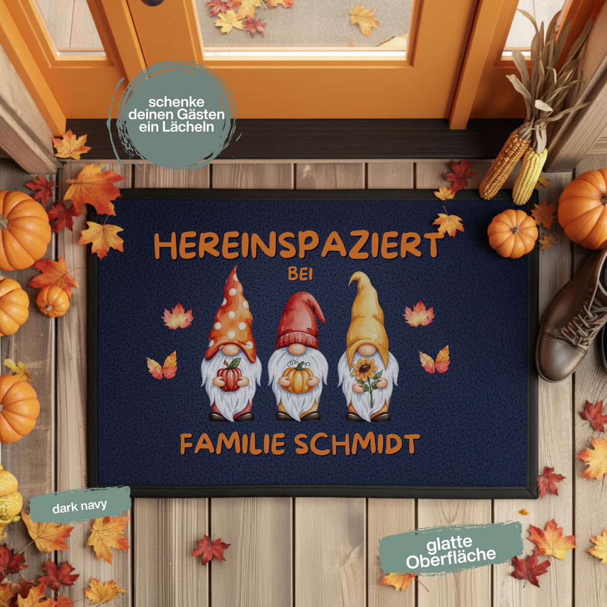 Personalisierte Fußmatte mit Namen für Familie als Herbstdeko für Haustür und Eingangsbereich. Herbst Fußmatte mit drei Wichteln, Kürbissen, Sonnenblume und buntem Herbstlaub sowie dem Spruch Hereinspaziert bei und individueller Personalisierung mit Vornamen, Familienname oder Wunschtext. Individuelle Fußmatte Familie in 3 Größen und 5 Farben, Geschenk zum Einzug, Herbst Geschenk, Wichtel Fußmatte und personalisierte Deko für Haus und Wohnung. Herbst Fußmatte personalisiert mit Namen