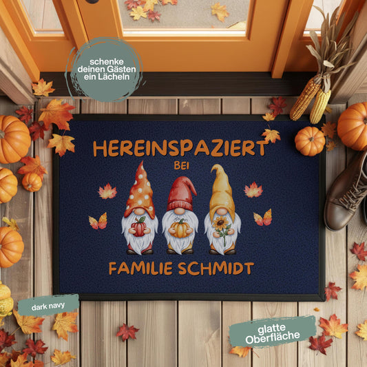 Personalisierte Fußmatte mit Namen für Familie als Herbstdeko für Haustür und Eingangsbereich. Herbst Fußmatte mit drei Wichteln, Kürbissen, Sonnenblume und buntem Herbstlaub sowie dem Spruch Hereinspaziert bei und individueller Personalisierung mit Vornamen, Familienname oder Wunschtext. Individuelle Fußmatte Familie in 3 Größen und 5 Farben, Geschenk zum Einzug, Herbst Geschenk, Wichtel Fußmatte und personalisierte Deko für Haus und Wohnung. Herbst Fußmatte personalisiert mit Namen