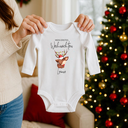 Langarm-Babybody Weihnachten mit Aufdruck „Mein erstes Weihnachten“ – personalisiert mit Namen und gefertigt aus angenehm weicher Baumwolle. Der Body bietet höchsten Tragekomfort und ist ideal für Fotoshootings, Familienfeste oder als liebevolles Geschenk zum ersten Weihnachtsfest. Langlebiger Druck, pflegeleichtes Material und liebevolles Design machen diesen Weihnachtsbody Baby zu einem besonderen Erinnerungsstück, das Eltern und Großeltern begeistert.
