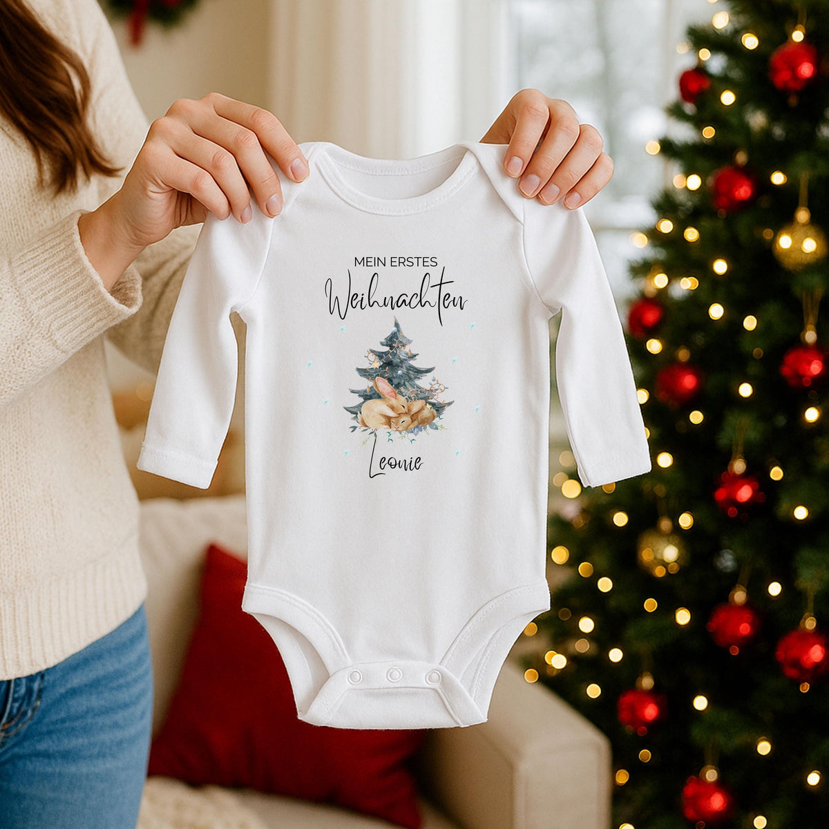 Weicher Langarm-Babybody mit dem Aufdruck „Mein erstes Weihnachten“. Der Body ist personalisiert mit Namen und aus angenehm weicher Baumwolle gefertigt. Perfekt für das erste Weihnachtsfest, für festliche Fotos oder als Geschenk für Eltern, Großeltern oder Paten. Der hochwertige Druck und die langlebige Qualität machen diesen Weihnachtsbody Baby zu einem besonderen Erinnerungsstück für die Feiertage. Langarm-Babybody Weihnachten mit personalisierbarem Namen als Weihnachtsoutfit für Fotoshootings