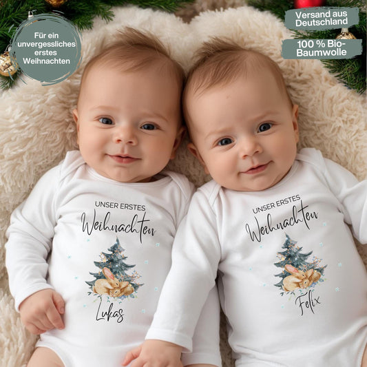 Doppelt süß, doppelt besonders – der Weihnachtsbody Zwillinge „Unser erstes Weihnachten“ ist das perfekte Outfit für das erste gemeinsame Fest. Personalisierbar, aus nachhaltiger Bio-Baumwolle gefertigt und ideal für Fotos oder als Weihnachtsgeschenk. Dieses festliche Babybody Zwillinge Weihnachten Motiv steht für Liebe, Familie und doppelte Weihnachtsfreude – ein hochwertiges Erinnerungsstück und Geschenkidee für Babys.