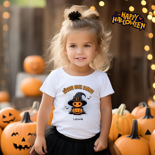 Halloween T-Shirt oder Sweatshirt für Kinder – perfekt für „Süßes oder Saures“! Mit diesem Shirt oder Pullover in Schwarz oder Weiß ist dein Kind ideal für Halloween gekleidet. Das niedliche Design eignet sich für Jungen & Mädchen, ob für Halloween-Partys, im Kindergarten oder als besonderes „Mein erstes Halloween“ Outfit. Ideal auch als Langarm Shirt für kühlere Herbsttage. Diese Halloween Kleidung für Kinder ist ein echtes Must-have für kleine Gruselfans und sorgt für schaurig-schöne Momente!