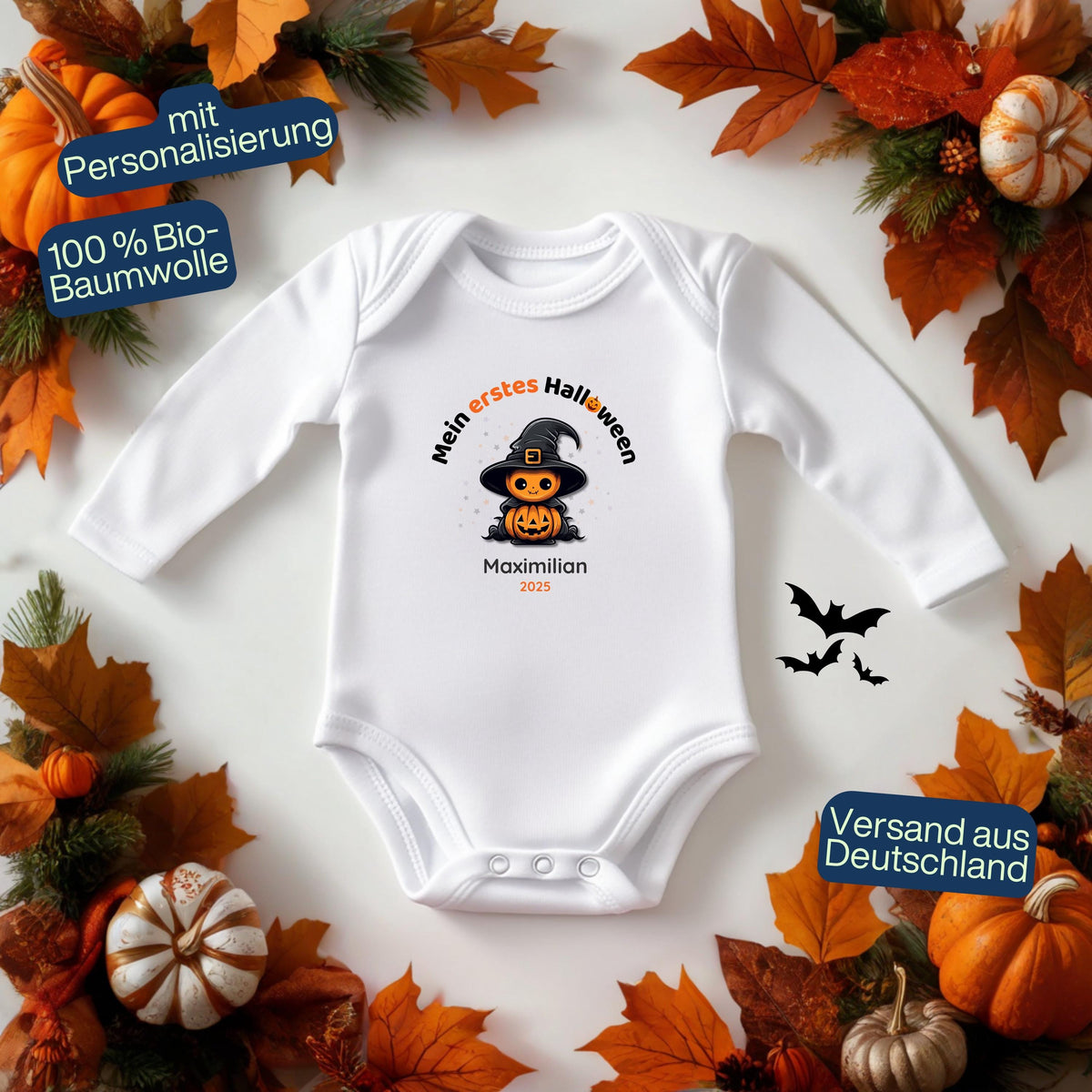 Mein erstes Halloween Babybody aus 100 % Bio-Baumwolle, erhältlich in Schwarz und Weiß, nachhaltig und hautfreundlich. Halloween Outfit für Babys bis 18 Monate, ideal als Baby Strampler für Jungen und Mädchen, perfekt für Babyfotos, Familienfotos und die erste Halloween Party. Bio Baby Body mit süßem Geist und Kürbis Motiv, weiche Baby Kleidung für Herbst und Halloween 2025, originelle Geschenkidee für Babys erstes Halloween, auch als Geschenk zur Geburt oder Babyparty geeignet.