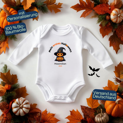 Mein erstes Halloween Babybody aus 100 % Bio-Baumwolle, erhältlich in Schwarz und Weiß, nachhaltig und hautfreundlich. Halloween Outfit für Babys bis 18 Monate, ideal als Baby Strampler für Jungen und Mädchen, perfekt für Babyfotos, Familienfotos und die erste Halloween Party. Bio Baby Body mit süßem Geist und Kürbis Motiv, weiche Baby Kleidung für Herbst und Halloween 2025, originelle Geschenkidee für Babys erstes Halloween, auch als Geschenk zur Geburt oder Babyparty geeignet.