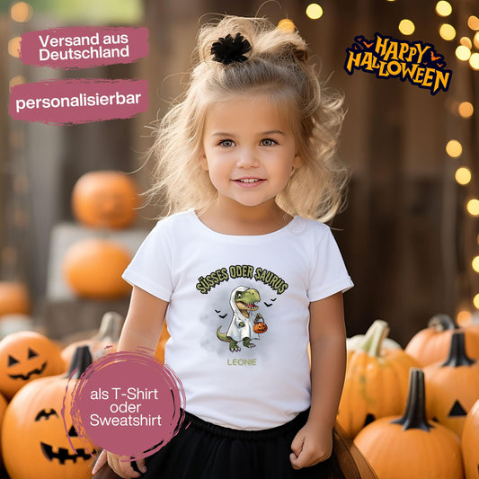 Halloween T-Shirt oder Sweatshirt für Kinder – ideal für „Süßes oder Saures“! Dein Kind ist perfekt gekleidet für Halloween mit diesem bequemen Shirt oder Pullover in Schwarz oder Weiß. Niedliches Design für Jungen & Mädchen, ideal für Halloween Partys, Kindergarten & das erste Halloween. Beliebt als „mein erstes Halloween“ Outfit oder Halloween Kleidung für Kinder. Auch als langarm Shirt für kühlere Tage geeignet. Ein Must-have für kleine Gruselfans! 🎃