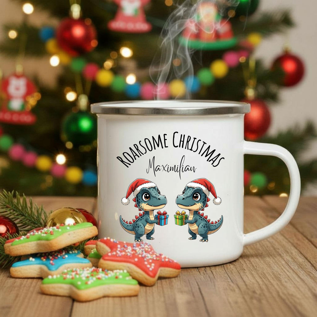 Personalisierte Emaille Weihnachtstasse für Kinder mit Namen und Dinosaurier. Zwei Dinos mit Weihnachtsmützen und Geschenken sorgen für festliche Stimmung. Diese bruchsichere Kindertasse aus Emaille ist leicht, robust und ideal für kleine Hände. Perfekt als Kakao-Tasse im Advent, Weihnachtsgeschenk für Kinder, Nikolaus-Mitbringsel oder festliches Accessoire. Ideal für kleine Dino-Fans, Kindergartenkinder oder den Adventskalender. Emailletasse mit Weihnachtsmotiv, personalisierbar mit Wunschnamen