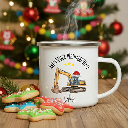 Personalisierte Emailletasse für Kinder mit weihnachtlichem Baustellenmotiv: Ein gelber Bagger mit Weihnachtsmütze, darüber der Schriftzug „Abenteuer Weihnachten“ mit Namen. Ideal als Geschenkidee für Kinder, Jungen oder kleine Baustellen-Fans. Diese Emailletasse ist bruchsicher, leicht und perfekt für kleine Hände – geeignet für Kakao, Tee oder Kinderpunsch. Weihnachtsgeschenk mit persönlicher Note, liebevoll gestaltet – ein festlicher Alltagsbegleiter für Kinder in der Winterzeit.