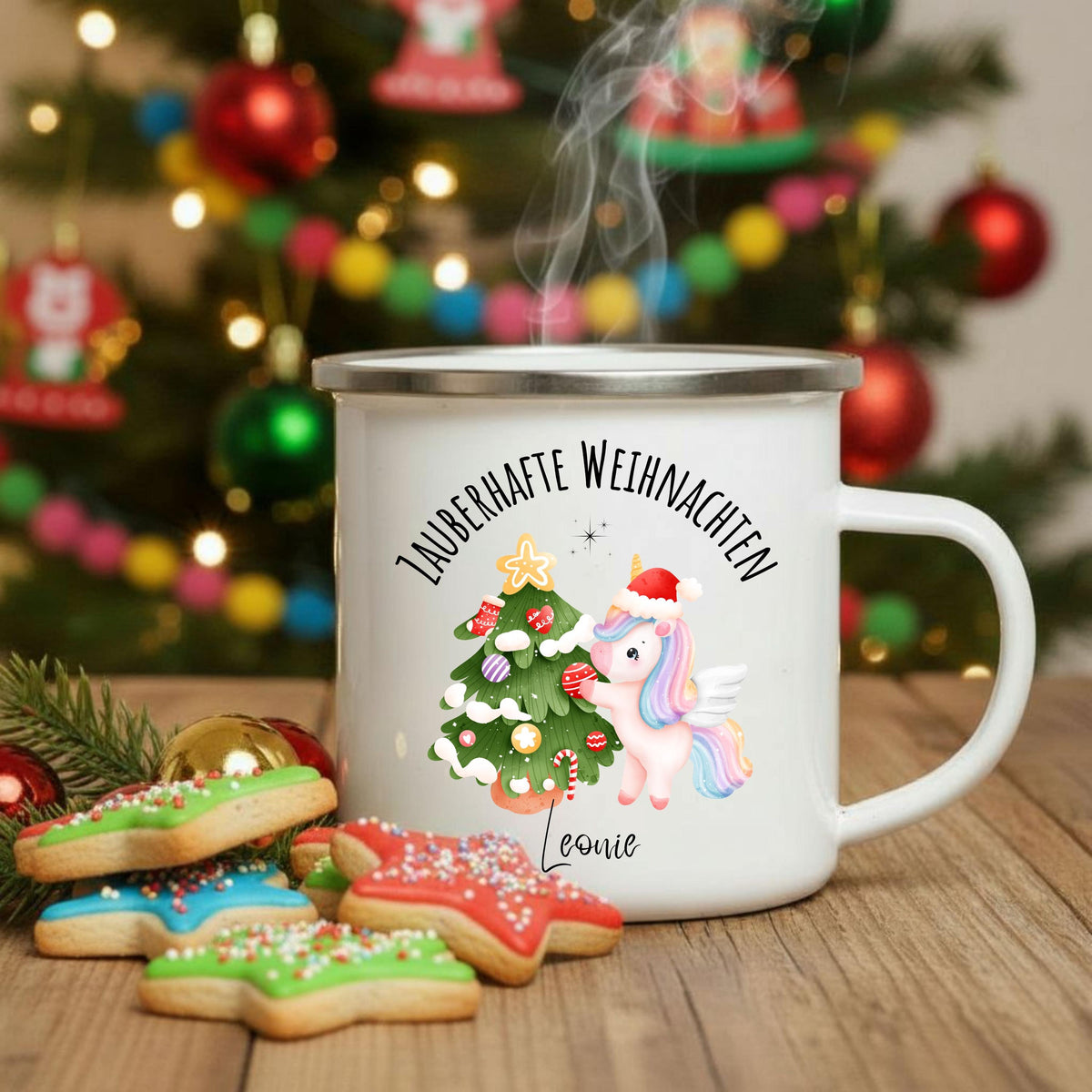 Personalisierte Emailletasse für Kinder mit Einhorn-Design: Die Weihnachtstasse zeigt ein rosa Einhorn, das einen Weihnachtsbaum dekoriert. Darüber der Schriftzug „Zauberhafte Weihnachten“, unten ein personalisierbarer Name. Ideal als Weihnachtsgeschenk für Mädchen, Einhorn-Fans und kleine Träumerinnen. Die Tasse ist aus robuster Emaille, leicht und perfekt für Kinderhände – geeignet für Kakao, Tee oder warmen Apfelsaft. Liebevoll gestaltet, personalisiert und ideal für die festliche Jahreszeit.