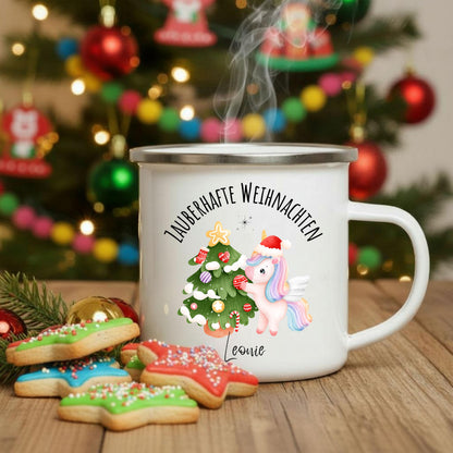 Personalisierte Emailletasse für Kinder mit Einhorn-Design: Die Weihnachtstasse zeigt ein rosa Einhorn, das einen Weihnachtsbaum dekoriert. Darüber der Schriftzug „Zauberhafte Weihnachten“, unten ein personalisierbarer Name. Ideal als Weihnachtsgeschenk für Mädchen, Einhorn-Fans und kleine Träumerinnen. Die Tasse ist aus robuster Emaille, leicht und perfekt für Kinderhände – geeignet für Kakao, Tee oder warmen Apfelsaft. Liebevoll gestaltet, personalisiert und ideal für die festliche Jahreszeit.