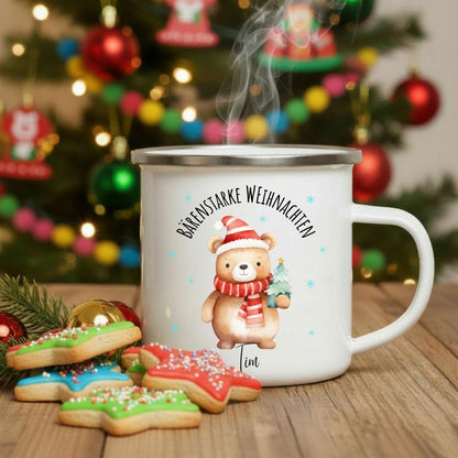 Emailletasse für Kinder zu Weihnachten mit Bären-Motiv und Namen personalisierbar. Die Kindertasse zeigt einen Bären mit Weihnachtsmütze, umgeben von blauen Schneeflocken. Ideal als individuelles Geschenk für Kinder im Advent oder zu Weihnachten. Die Emaille-Tasse ist besonders leicht, robust und perfekt für heiße Getränke wie Kakao, Tee oder Milch. Ein liebevolles Weihnachtsgeschenk mit Namenspersonalisierung für kleine Jungen oder Mädchen – für bärenstarke Wintermomente mit Herz.