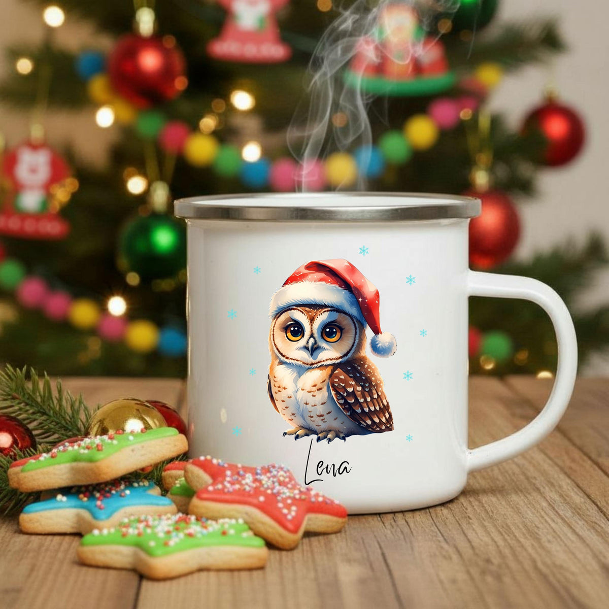 Emaille Kindertasse Weihnachten personalisiert mit niedlichem Eulenmotiv. Die winterliche Tasse zeigt eine süße Eule mit Weihnachtsmütze – liebevoll gestaltet und perfekt für Kinder. Dank Personalisierung mit Namen wird sie zum besonderen Weihnachtsgeschenk für Jungen und Mädchen. Ideal für Kakao, Tee oder Milch in der Winterzeit. Die Emaille-Tasse eignet sich perfekt als festliches Geschenk im Advent, Nikolaus oder unter dem Weihnachtsbaum. Ein persönliches Winterhighlight für Kinder