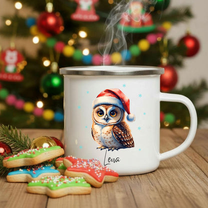 Emaille Kindertasse Weihnachten personalisiert mit niedlichem Eulenmotiv. Die winterliche Tasse zeigt eine süße Eule mit Weihnachtsmütze – liebevoll gestaltet und perfekt für Kinder. Dank Personalisierung mit Namen wird sie zum besonderen Weihnachtsgeschenk für Jungen und Mädchen. Ideal für Kakao, Tee oder Milch in der Winterzeit. Die Emaille-Tasse eignet sich perfekt als festliches Geschenk im Advent, Nikolaus oder unter dem Weihnachtsbaum. Ein persönliches Winterhighlight für Kinder