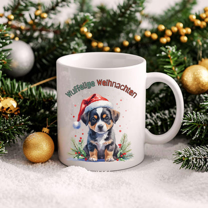 Lustige Weihnachtstasse mit Hundemotiv: Süßer Welpe mit Weihnachtsmütze und Mistelzweigen vor winterlichem Hintergrund. Die Aufschrift „Wuffelige Weihnachten“ macht die Tasse zum idealen Weihnachtsgeschenk für Hundeliebhaber. Perfekt als Wichtelgeschenk Idee, kleines Geschenk Weihnachten oder Glühweintasse. Diese hochwertige Tasse Weihnachten eignet sich wunderbar als Weihnachtsgeschenk Freundin, Geschenk für Mama oder Kollegin Geschenk. Ein liebevoller Hingucker für gemütliche Adventsmomente.