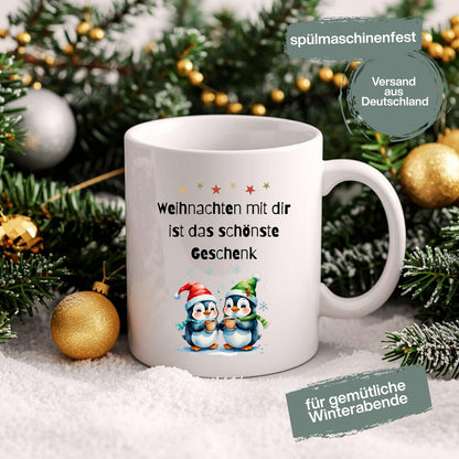 Weihnachtstasse mit Spruch „Weihnachten mit dir ist das schönste Geschenk“ als originelle Geschenkidee für Freundin, Partnerin, Kollegin oder Ehefrau. Die Kaffeetasse zeigt zwei niedliche Pinguine mit Weihnachtsmütze, die Kakao halten – perfekt für Winter, Advent und Weihnachtszeit. Lustige Tasse Weihnachten für Paare, Familien, Büro oder Zuhause. Hochwertiger Keramikbecher, ideal als kleines Geschenk, Wichtelgeschenk oder Weihnachtsgeschenk für Frauen, Pinguin-Fans, Kollegen, Kaffeeliebhaber.
