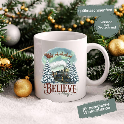 Weihnachtstasse mit nostalgischem Zug, Weihnachtsmann im Schlitten und verschneiten Tannenbäumen, Keramiktasse mit liebevollem Weihnachtsmotiv, Geschenkidee Weihnachten für Frauen, Männer, Freunde und Familie, hochwertiger Winterbecher Believe in Magic, ideal als kleines Weihnachtsgeschenk, Nikolaustasse oder festlicher Kaffee- & Teebecher, spülmaschinenfest, mikrowellengeeignet und mit langlebigem Druck für die Weihnachtszeit. Weihnachtstasse mit Zug, Weihnachtsgeschenk Tasse Keramikbecher