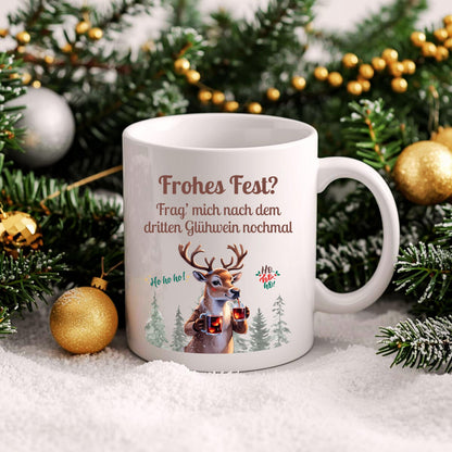 Lustige Glühweintasse mit Rentier und Spruch „Frag mich nach dem dritten Glühwein nochmal“. Weihnachtsbecher mit Humor, Schnee, Wald und zwei Glühweingläsern. Geschenkidee Weihnachten für Kollegin, Freund, Freundin oder Familie. Ideal als Wichtelgeschenk, Nikolausgeschenk oder kleines Geschenk für Glühwein-Fans. Hochwertige Keramiktasse, beidseitig bedruckt. Wintertasse für Männer und Frauen, perfekt für Weihnachtsfeier, Weihnachtsmarkt oder Büro. Geschenk Weihnachten mit Rentier-Motiv